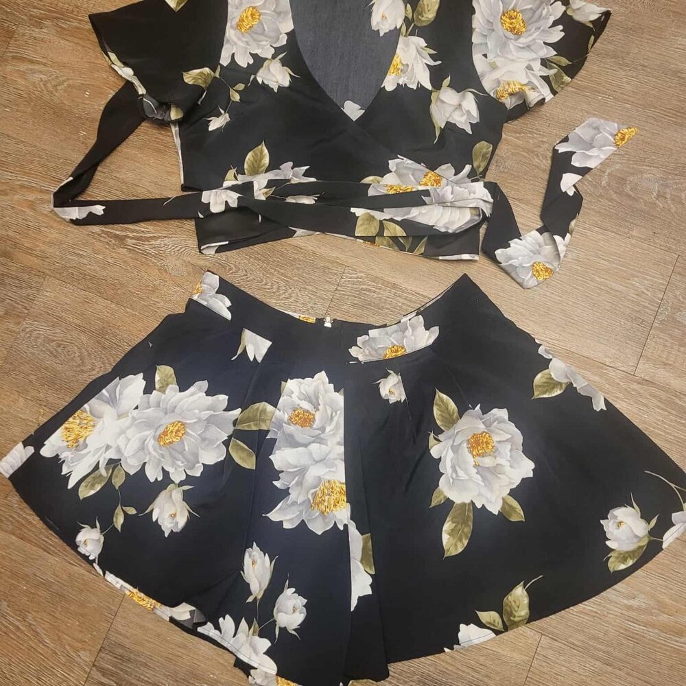 brand windson 2pcs set top size M short/skirt size L floral